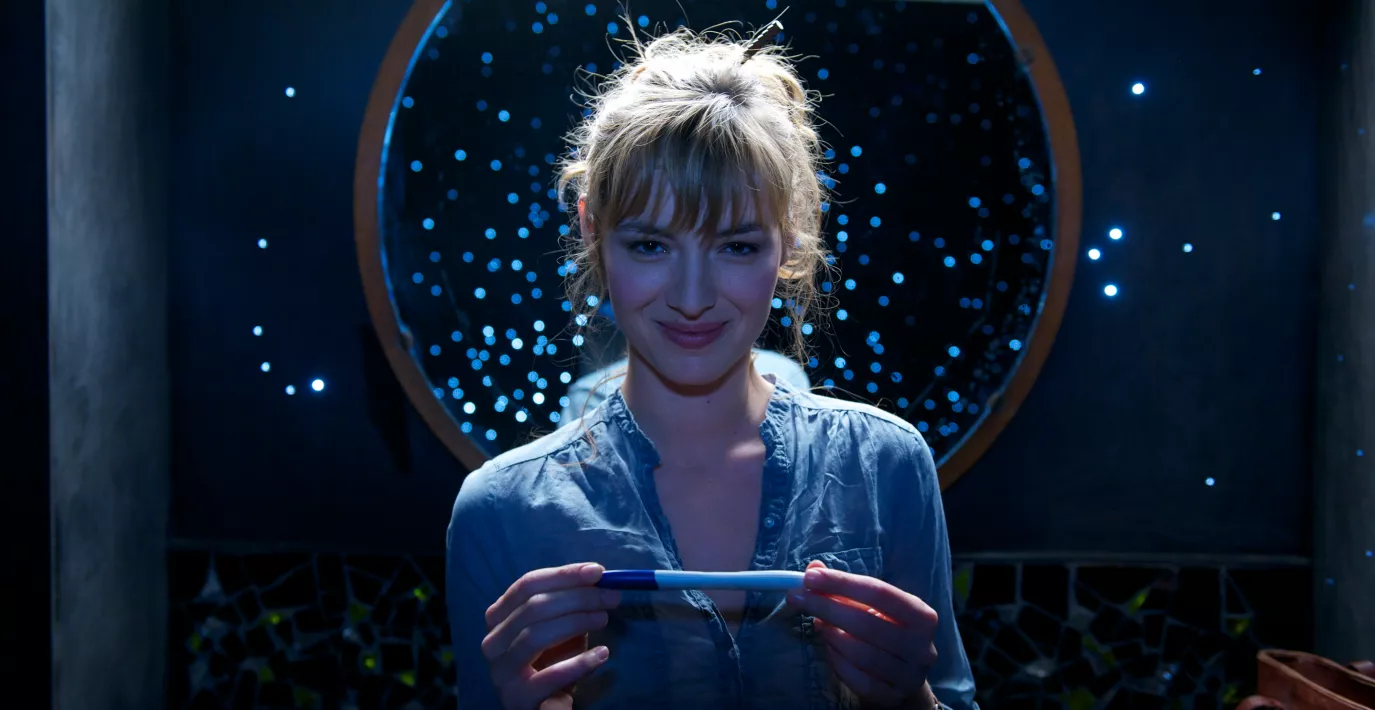 A HAPPY EVENT - Still of Louise Bourgoin